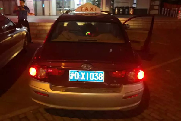 出租統(tǒng)一亮紅色“電調(diào)”燈查非法客運(yùn)，上海創(chuàng)建路查方法查獲9輛克隆車