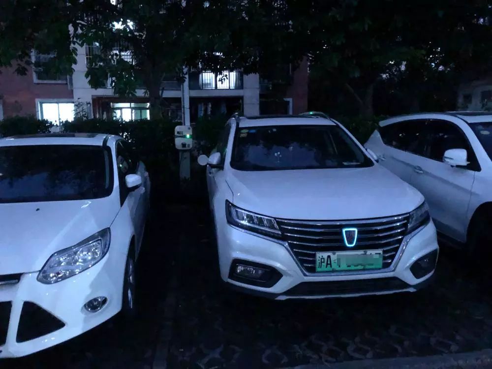 想給車充電得開(kāi)10公里！如何解決出租車夜間“一樁難求”？