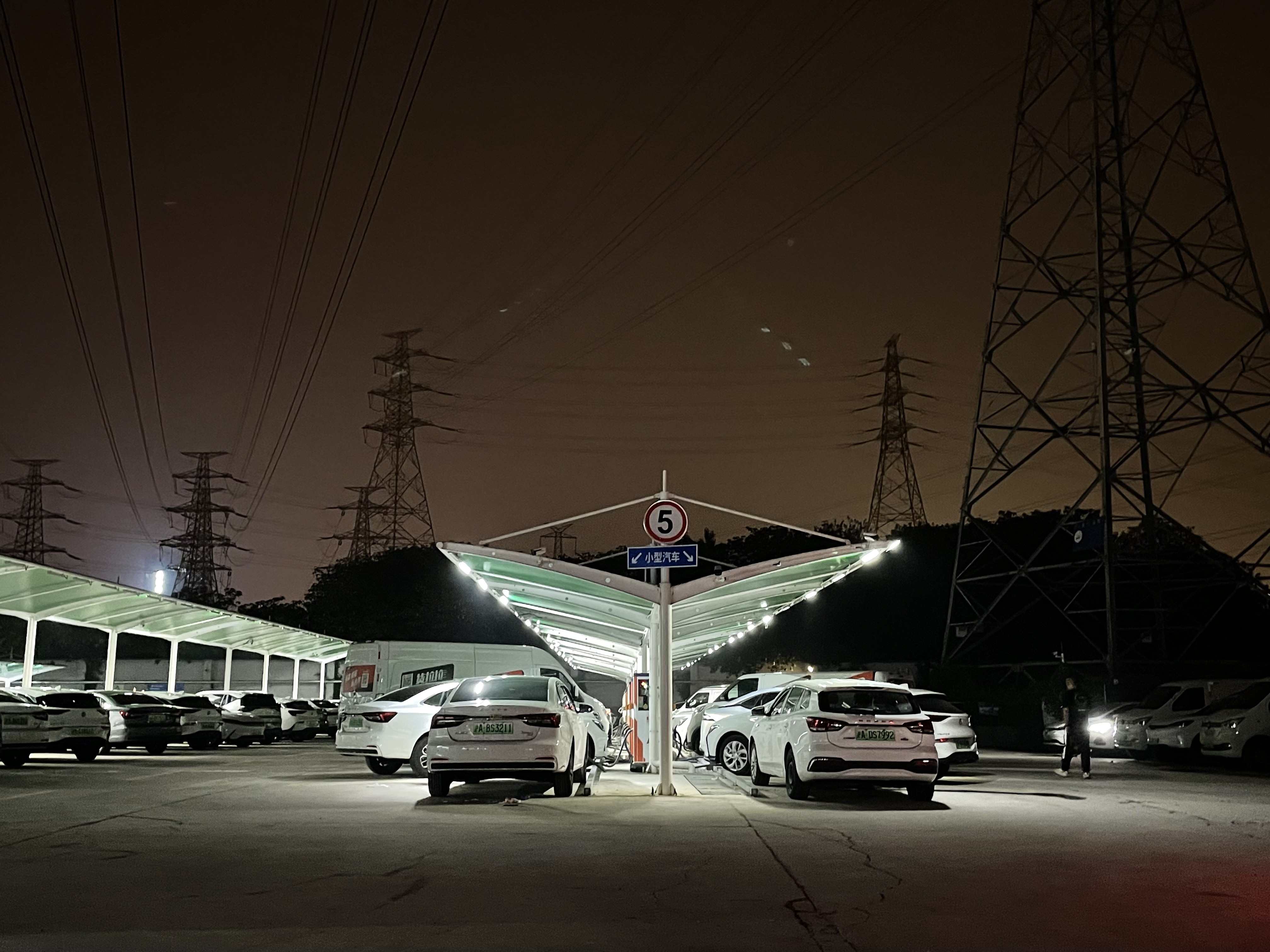 網(wǎng)約車司機(jī)，“卷”在車流里