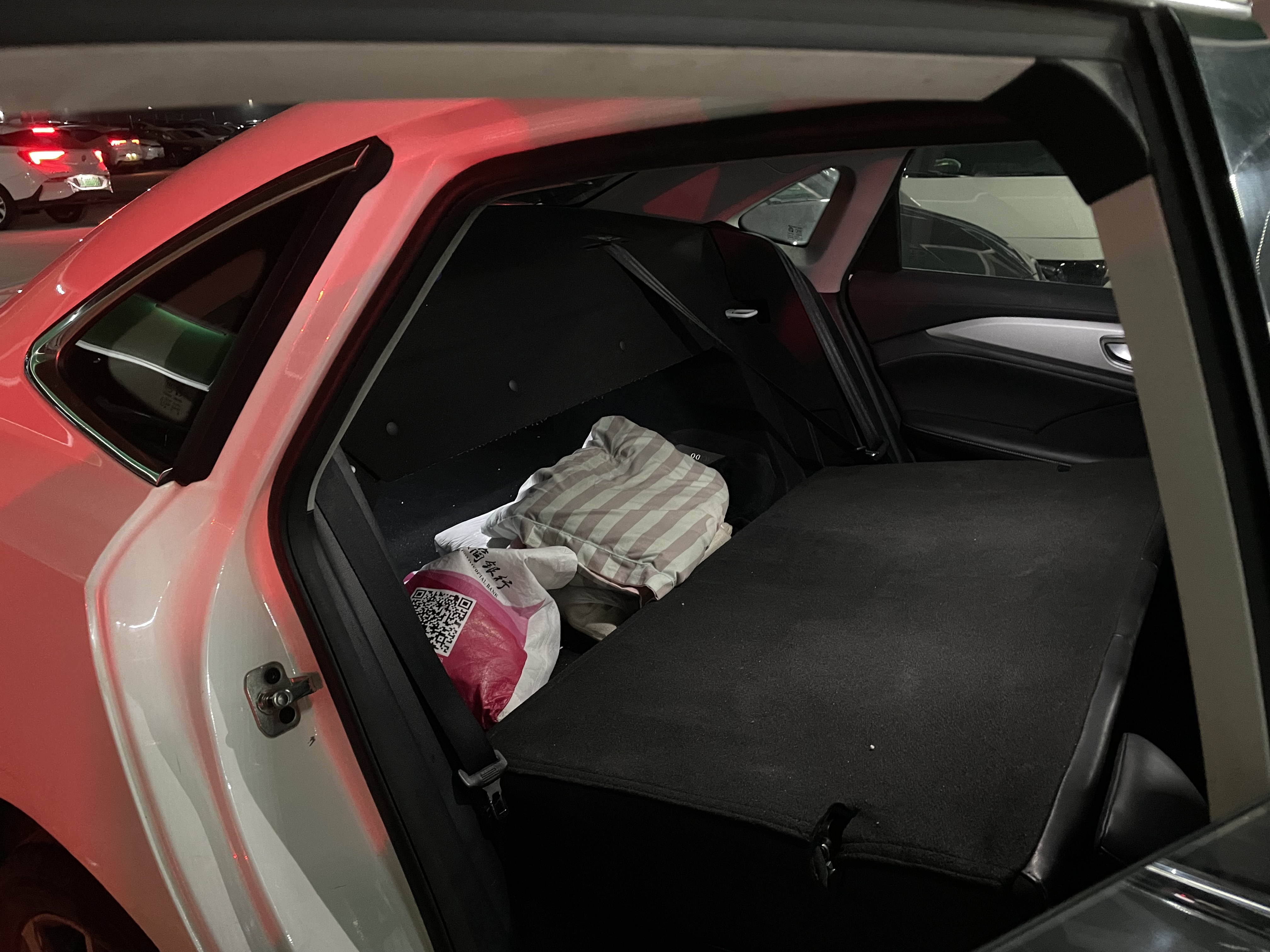 網(wǎng)約車司機(jī)，“卷”在車流里