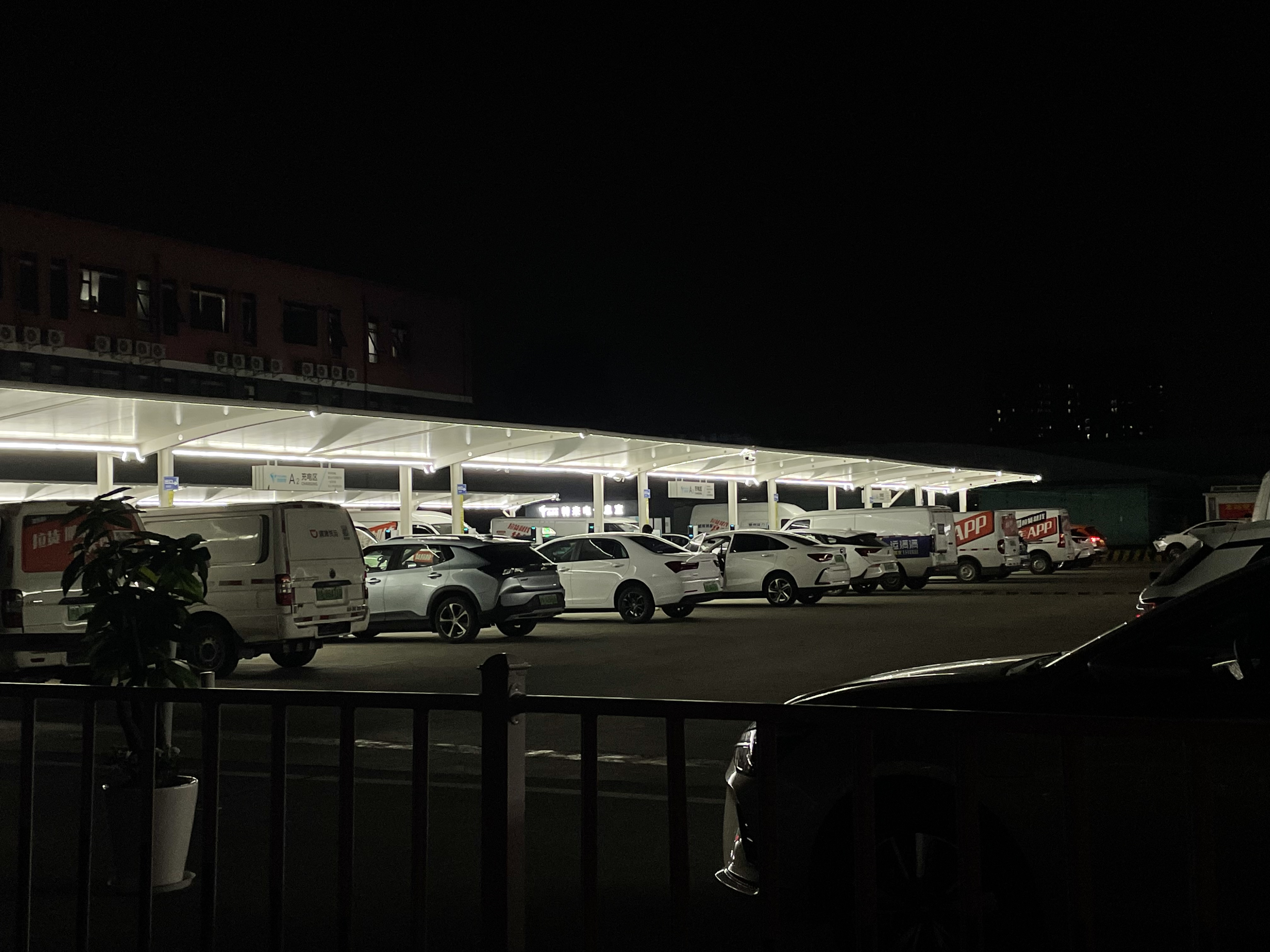網(wǎng)約車司機(jī)，“卷”在車流里